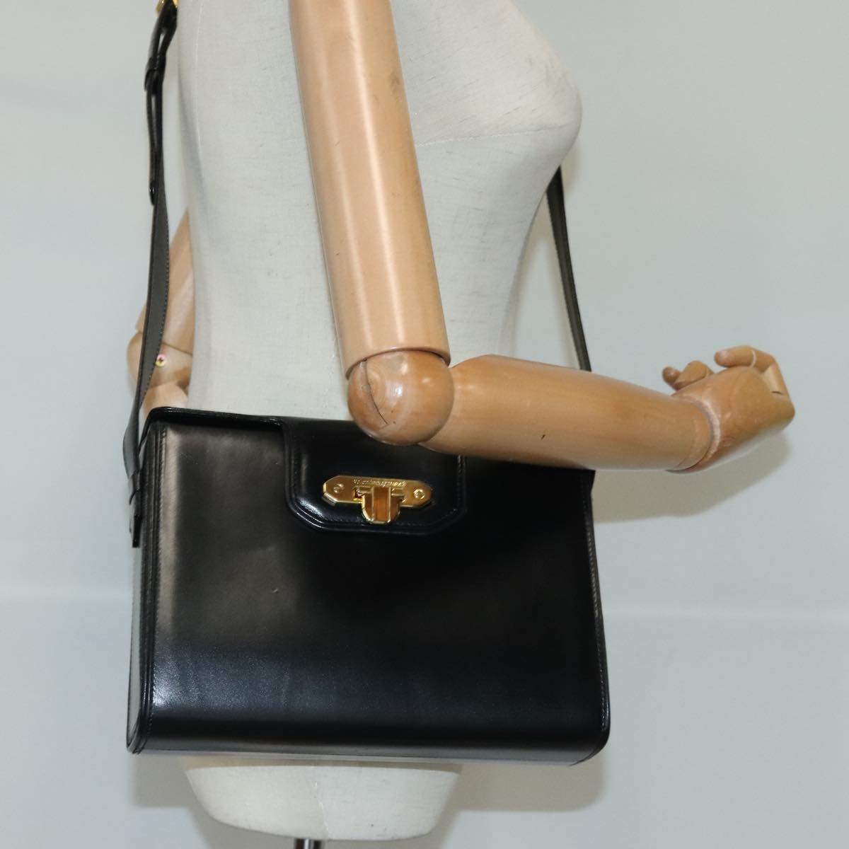 Valentino Garavani Black Leather Shoulder Bag (Pre-Owned)