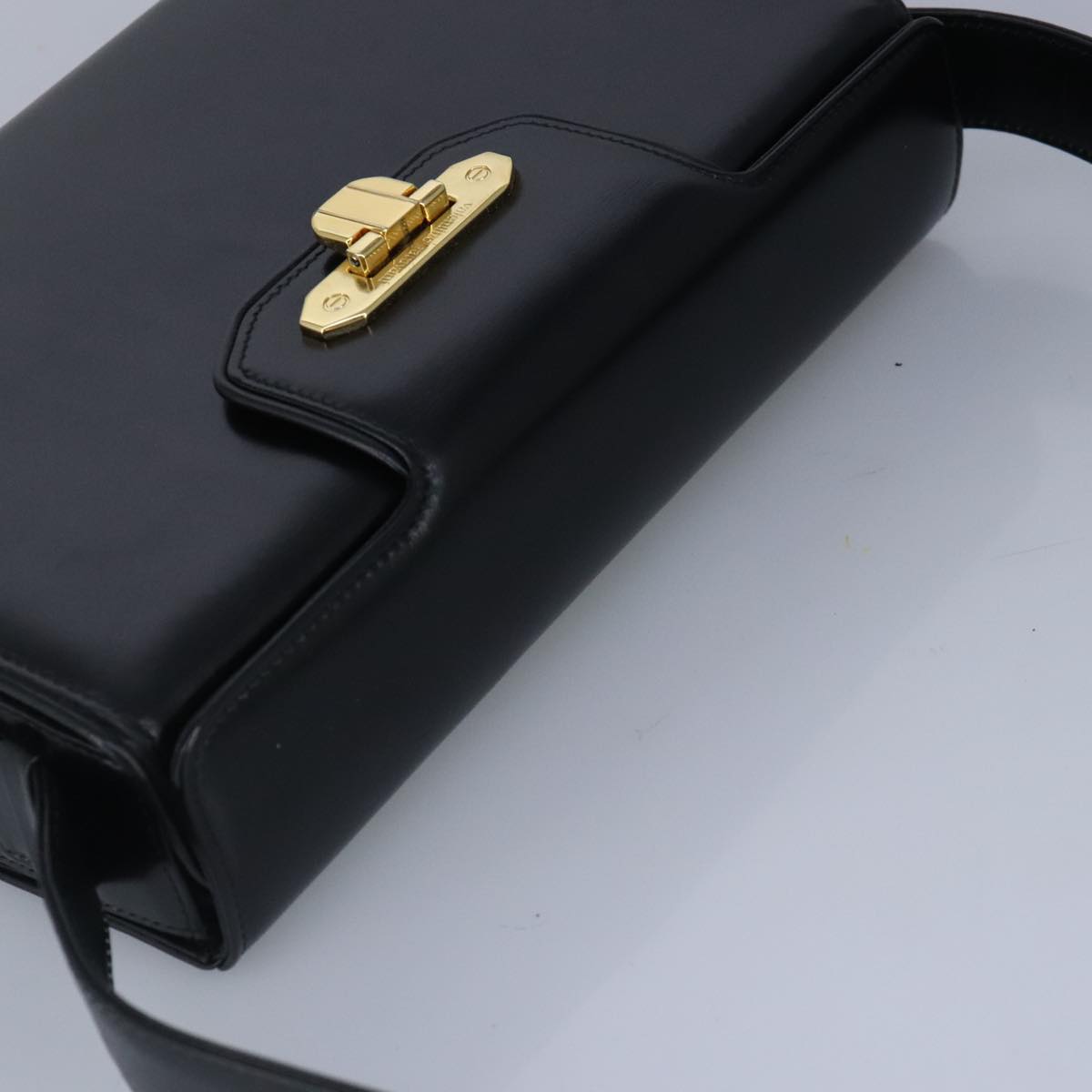 Valentino Garavani Black Leather Shoulder Bag (Pre-Owned)