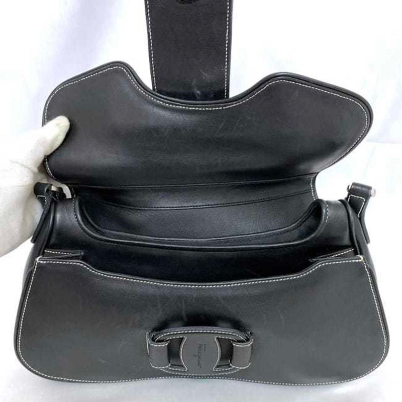 Salvatore Ferragamo Black Leather Shoulder Bag (Pre-Owned)