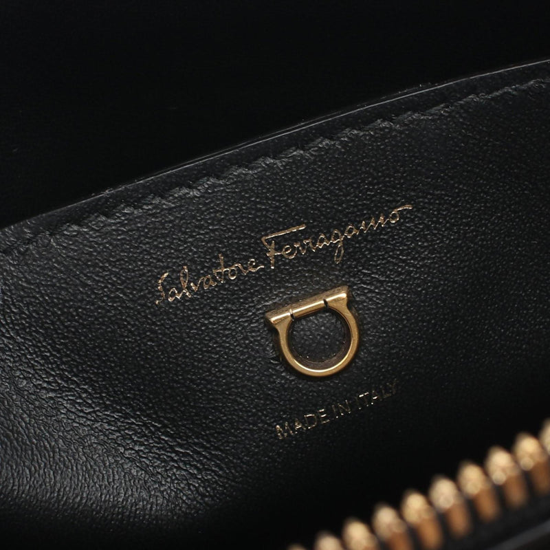 Salvatore Ferragamo Black Leather Shoulder Bag (Pre-Owned)