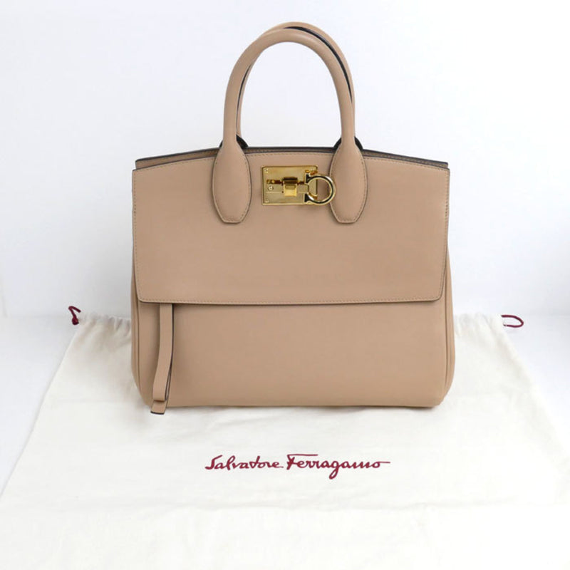 Salvatore Ferragamo Beige Leather Pouch Shoulder Bag (Pre-Owned)