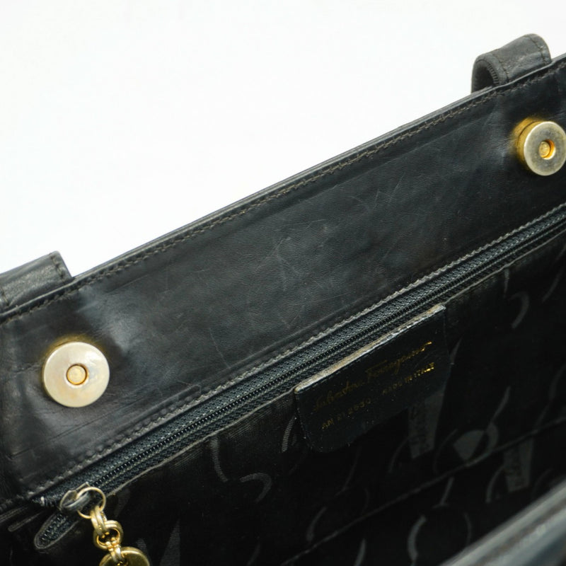 Salvatore Ferragamo Black Leather Shoulder Bag (Pre-Owned)